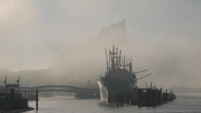 Hamburger Hafen mit Nebel