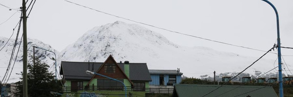 Schnee in den Bergen rundrum