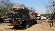 Schläfchen unterm LKW