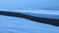 Lava Strand mit Schnee verziert